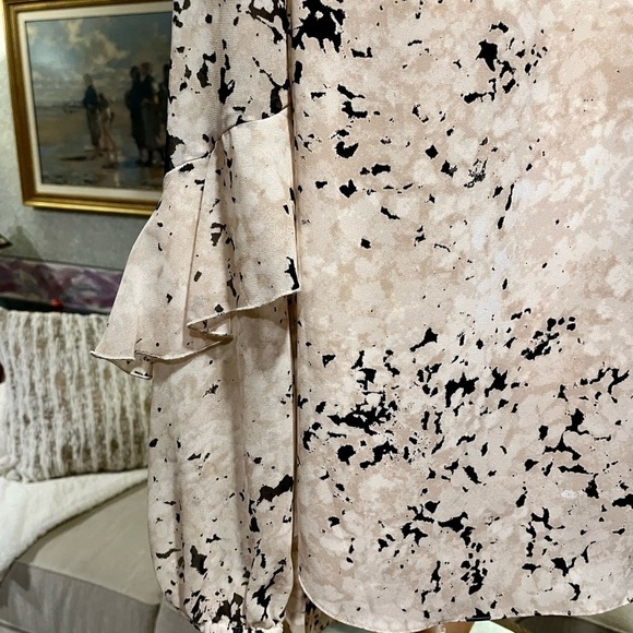H by HALSTON Size M Speckled Chiffon Ruffled Asymmetrical Blouse Ivory Tan Black - Picture 7 of 12